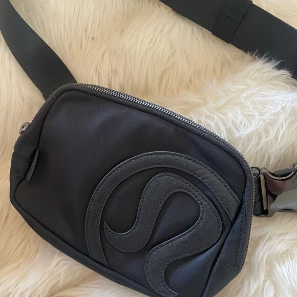 RARE Black Lululemon Fanny pack - Picture 5 of 5